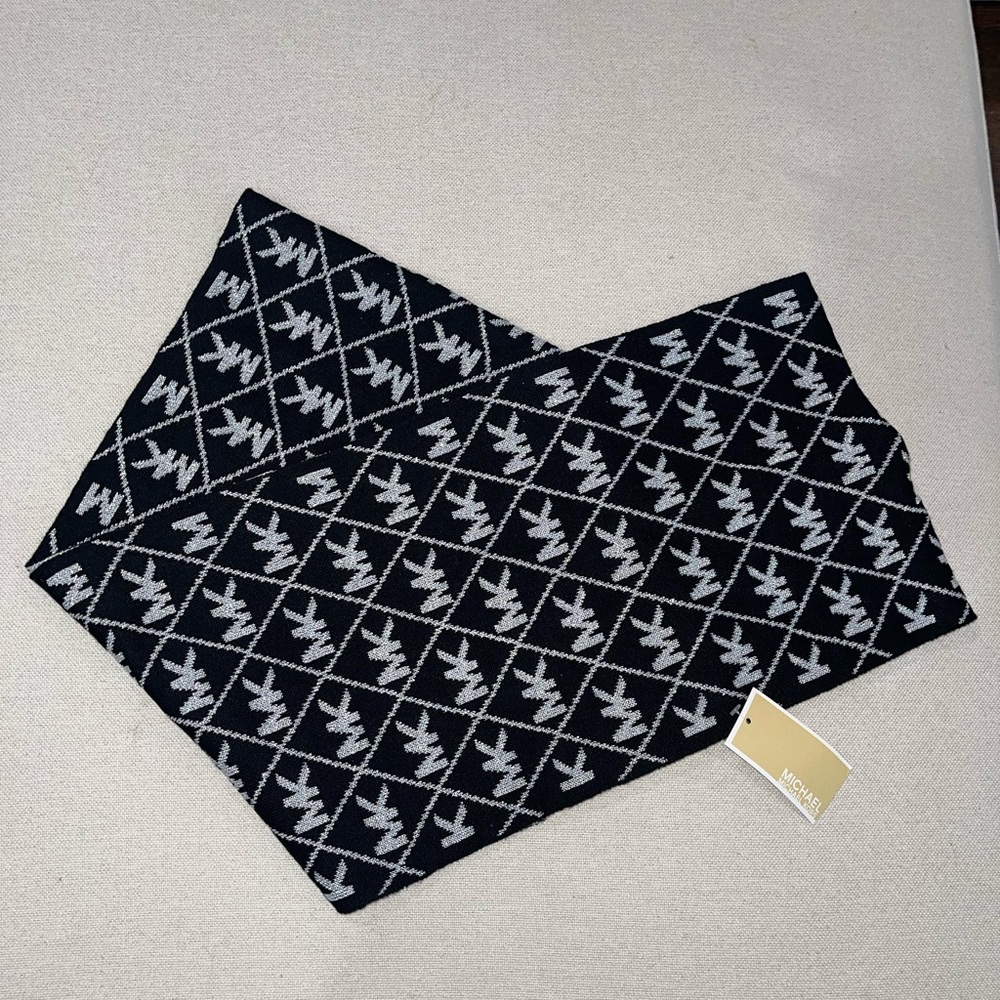 NWT MICHAEL KORS Signature Logo Scarf Black and Silver